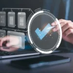 Публічні договори - ілюстрація згоди: людина за ноутбуком з футуристичним голографічним інтерфейсом проставляє галочку